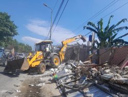 Delapan Bangunan Karaoke Liar di Atas Tanah PT. KAI Dibongkar