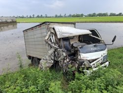 Tabrakan Truk Box dan Truk Tronton di Jalan Pantura Pati, Sopir Dirawat di Rumah Sakit