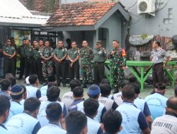 Ramadan Penuh Berkah: Dandim Pati Bagikan Takjil ke Warga Binaan Lapas