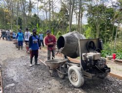 Warga Dua Desa di Gembong Pati Swadaya Perbaiki Jalan Rusak
