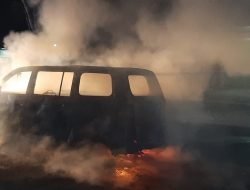 Mobil APV Terbakar Hebat di Jalan Pucakwangi–Jakenan, Dua Penumpang Luka Ringan