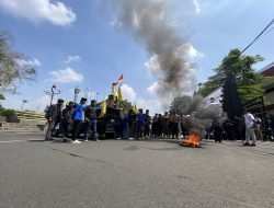 PMII Pati Gelar Aksi Tolak Kenaikan PBB di Depan Pendapa Kabupaten Pati