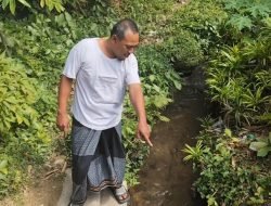 Heboh! Warga Prawoto Temukan Uang Ratusan Ribu di Selokan, Viral di Medsos