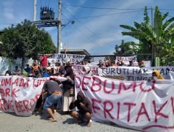 Warga Tanjungrejo Tutup Paksa Akses Pabrik Surya Jaya Beton, Tuntut Janji Pembangunan Jalan