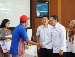 Wabup Risma Ardhi Chandra Serahkan Bantuan DBHCHT untuk Ribuan Pekerja di Pati