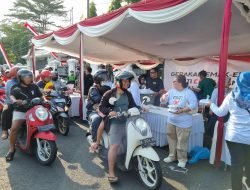 Emak-Emak “Pati Cinta Damai” Gelar Aksi Bagi Nasi di Depan Kantor Bupati Pati
