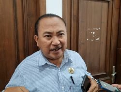 Anggota Pansus DPRD Pati dari Gerindra Diberi Kalung Tolak Angin oleh Masyarakat