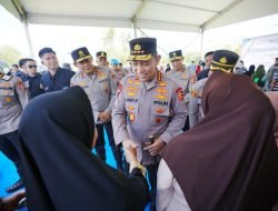 Kapolri Serahkan Bansos dan Tinjau Gerakan Pangan Murah di Semarang