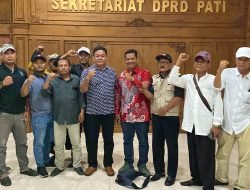 Puluhan Warga Pati Datangi DPRD, Minta Netralitas dalam Sidang Paripurna Hak Angket