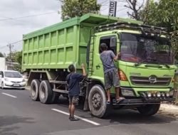 Warga Kayen Hentikan Truk Fuso Bermuatan Galian C, Nilai Tak Sesuai Kelas Jalan
