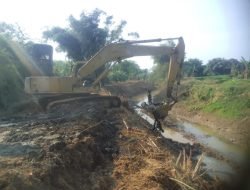 Pengerukan dan Pembuatan Tanggul Warnai Normalisasi Sungai JU II di Sukolilo
