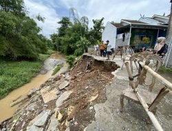 Talut Sungai Ambrol di Perumahan Watu Kebo Raya, Warga Panik dan Kendaraan Terjebak
