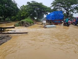 Tanggul Jebol, Jalur Pantura di Batangan Terendam dan Ruko Warga Rubuh