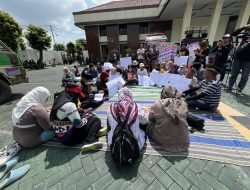 500 Massa AMPB Kawal Sidang Perdana Teguh Istiyanto dan Botok di PN Pati