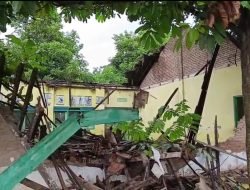 Sudah Dua Tahun Rusak, Ruang Kelas SDN Sambirejo 02 Akhirnya Roboh