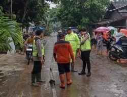 Banjir di Kecamatan Pati Berangsur Surut, Polsek Pati Kota Bersihkan Lumpur