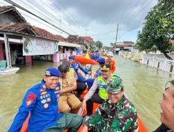 Gunakan Perahu, Polresta Pati Distribusikan Bantuan ke Wilayah Terendam Juwana