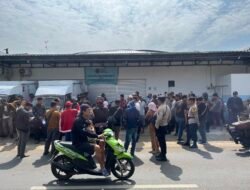 Menu Dinilai Tak Layak, Ratusan Warga Geruduk Dapur SPPG Tlogowungu 01