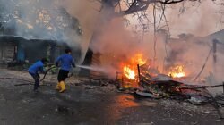 Korsleting Kabel Diduga Picu Kebakaran, Lima Kios di Depan Pasar Kayen Terbakar