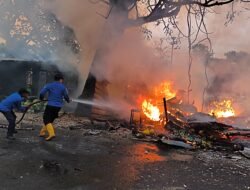 Korsleting Kabel Diduga Picu Kebakaran, Lima Kios di Depan Pasar Kayen Terbakar
